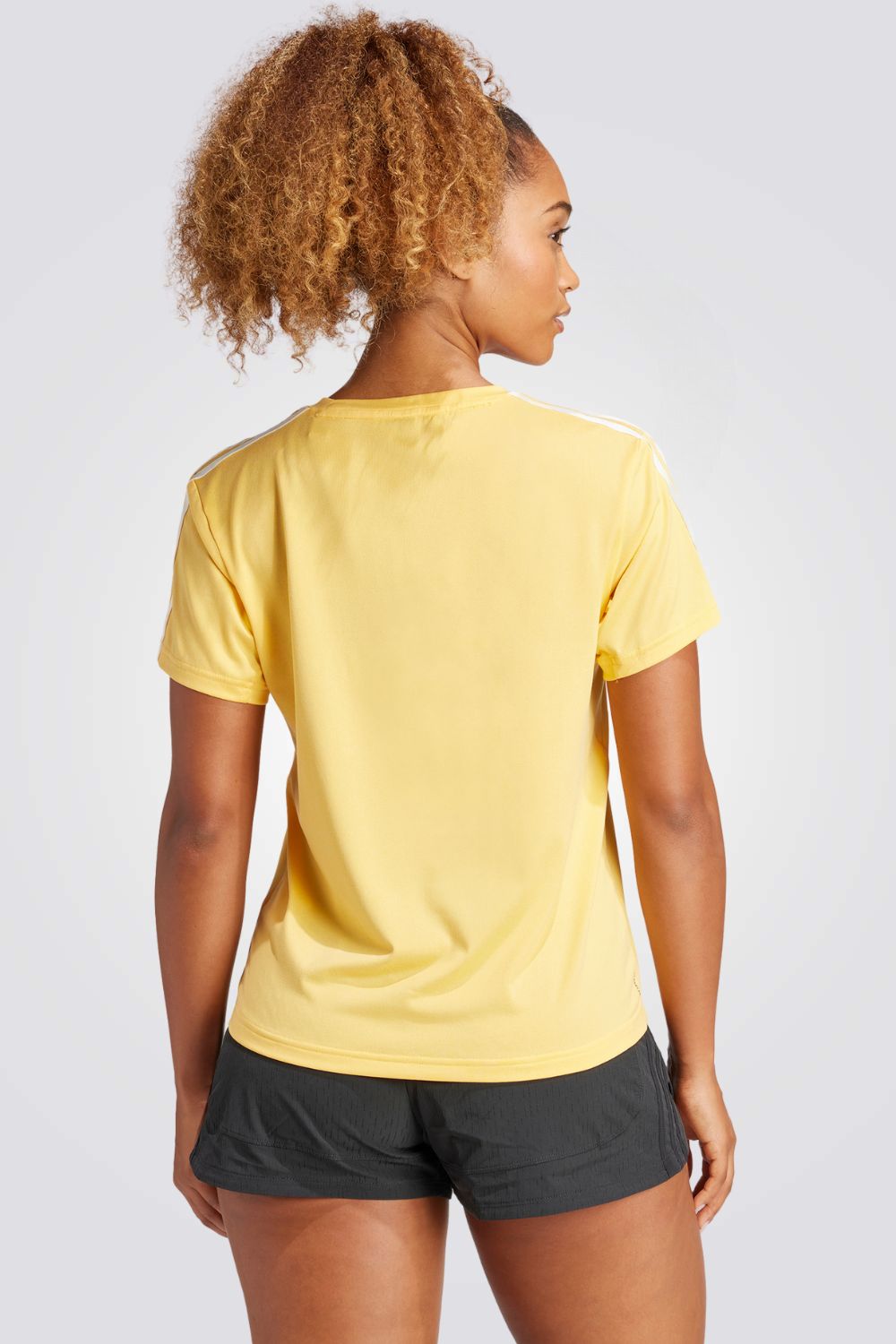 טישירט לנשים AEROREADY TRAIN ESSENTIALS 3-STRIPES בצבע צהוב