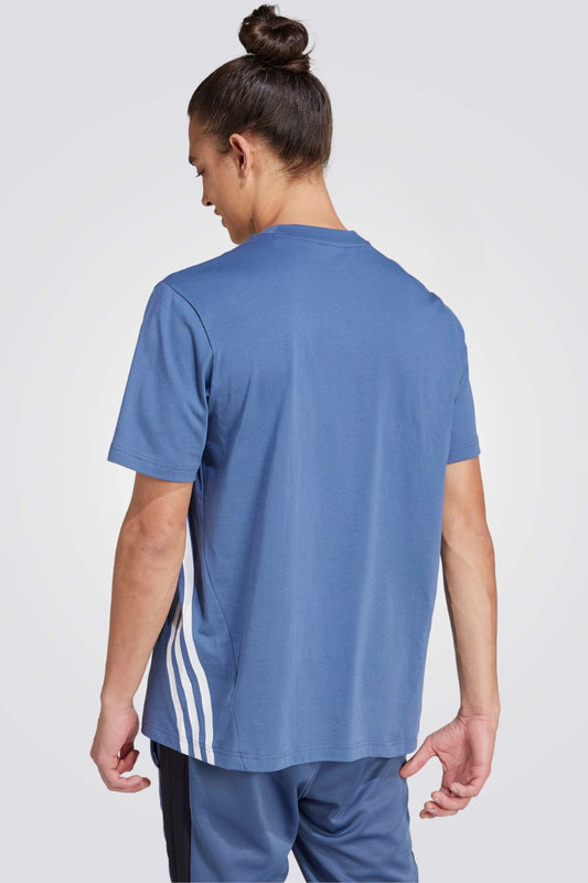 חולצה מבית המותג ADIDAS משלבת בין נוחות בלתי מתפשרת ושילוב עם הפריטים היומיומיים שנמצאים בארון שלך. הרכב בד : 100% כותנת סינגל ג'רסי