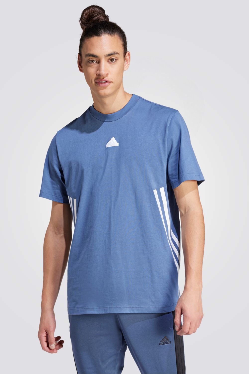 חולצה מבית המותג ADIDAS משלבת בין נוחות בלתי מתפשרת ושילוב עם הפריטים היומיומיים שנמצאים בארון שלך. הרכב בד : 100% כותנת סינגל ג'רסי