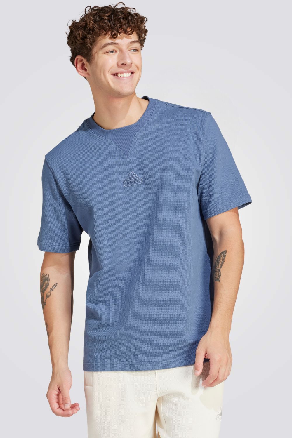 חולצה מבית המותג ADIDAS משלבת נוחות בלתי מתפשרת ואופנתיות יומיומית ומתאימה לכל לבוש שתבחרי . הרכב בד : 85% כותנה, 15% פוליאסטר ממוחזר פרנץ' טרי