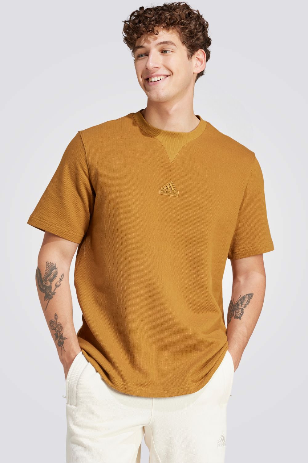 חולצה מבית המותג ADIDAS משלבת נוחות בלתי מתפשרת ואופנתיות יומיומית ומתאימה לכל לבוש שתבחרי . הרכב בד : 85% כותנה, 15% פוליאסטר ממוחזר פרנץ' טרי