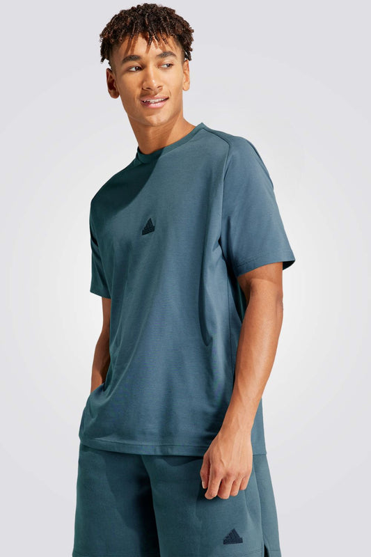 חולצה מבית המותג ADIDAS משלבת נוחות בלתי מתפשרת ואופנתיות יומיומית ומתאימה לכל לבוש שתבחרי . הרכב בד : סריג כפול 65% כותנה, 35% פוליאסטר ממוחזר