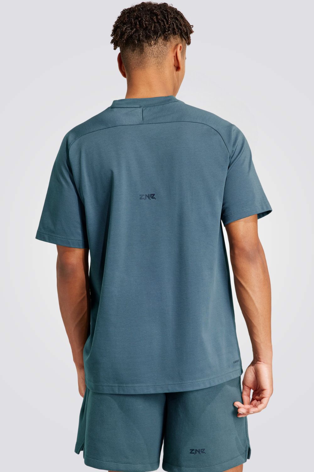 חולצה מבית המותג ADIDAS משלבת, נוחות בלתי מתפשרת ואופנתיות יומיומית ומתאימה לכל לבוש שתבחר . הרכב בד : סריג כפול 65% כותנה, 35% פוליאסטר ממוחזר