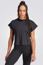 חולצה מבית המותג ADIDAS עשויה מבד מנדף זיעה ששומר על הגוף שלך מאורר לאורך כל האימון. הרכב בד : 88% פוליאסטר ממוחזר, ג'רסי סינגל 12% אלסטן