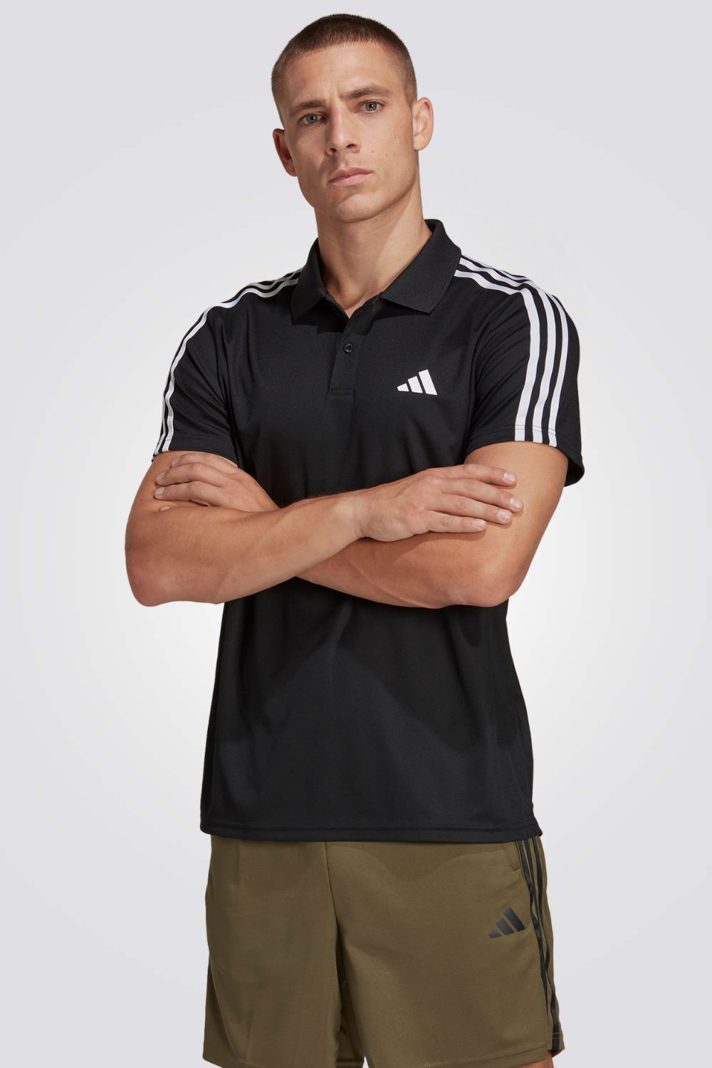 חולצה מבית המותג ADIDAS עשויה מחומר מנדף זיעה ששומר על הגוף מאורר לאורך האימון. הרכב בד : פיקה 100% פוליאסטר ממוחזר