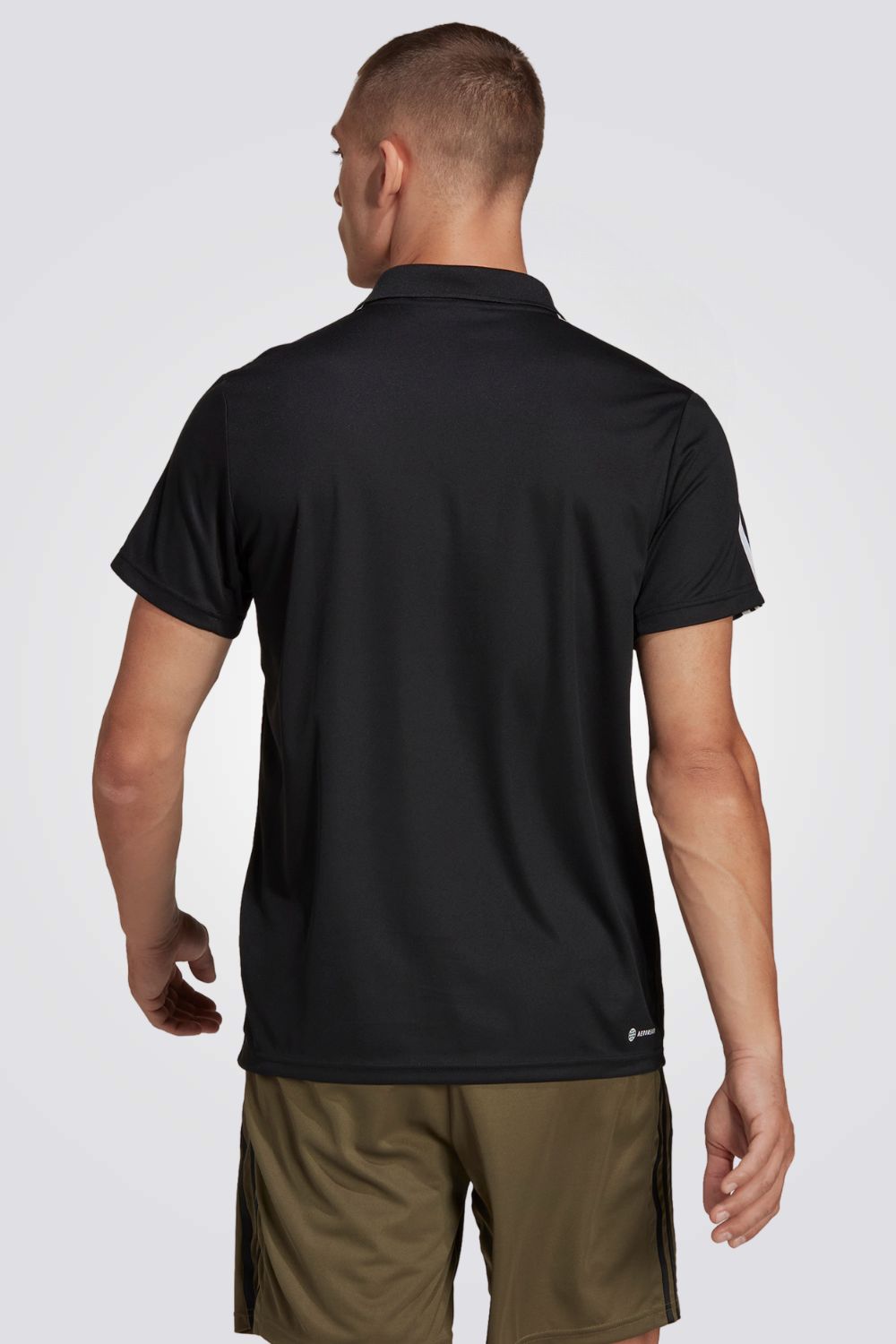 חולצה מבית המותג ADIDAS עשויה מחומר מנדף זיעה ששומר על הגוף מאורר לאורך האימון. הרכב בד : פיקה 100% פוליאסטר ממוחזר