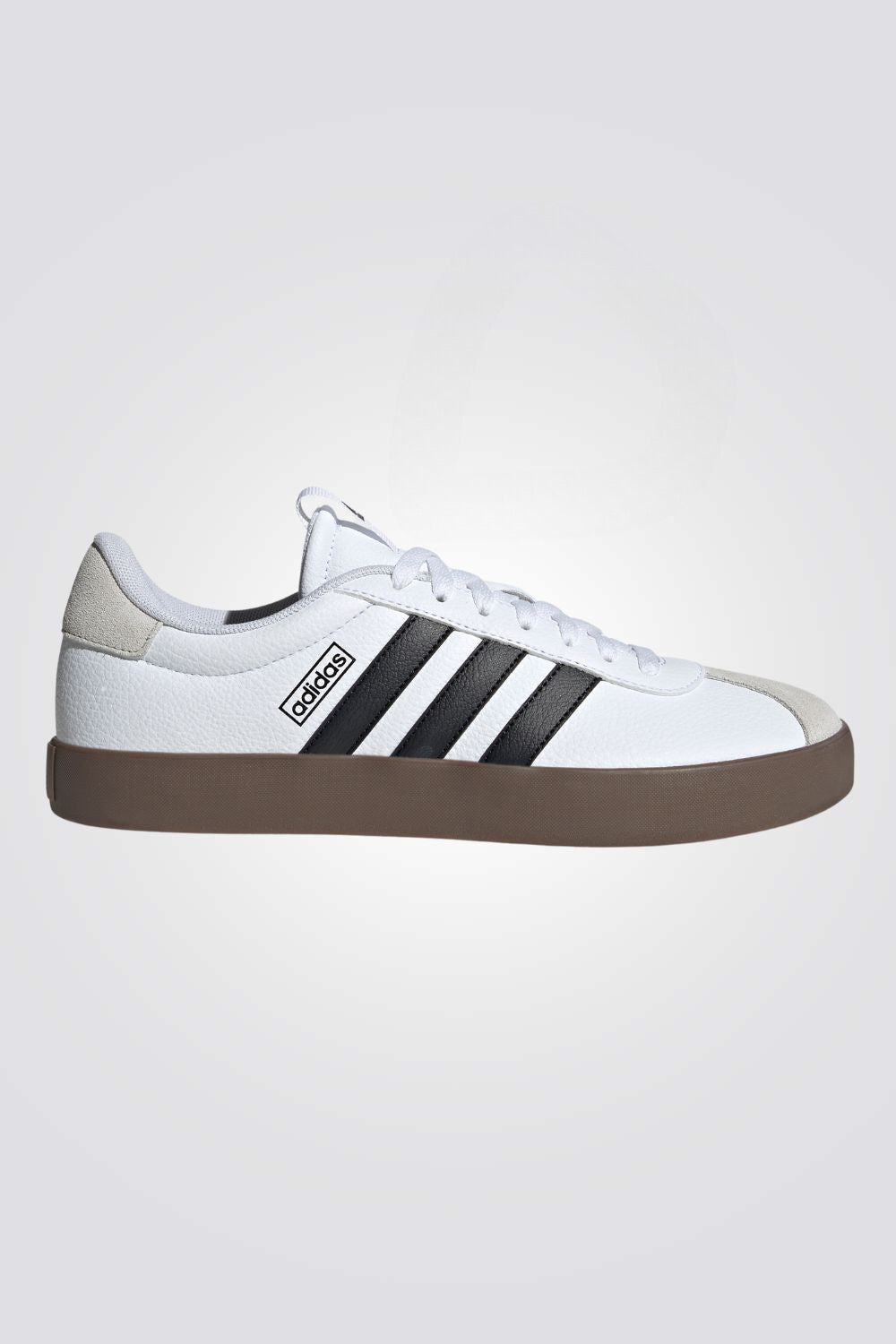 נעליים מבית המותג ADIDAS בעלות מדרס פנימי שעוטף את הרגל בצורה הטובה ביותר עם נוחות מקסימלית, סולייה חיצונית מגומי שמספקת אחיזה מלאה בקרקע 