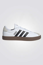 נעליים מבית המותג ADIDAS בעלות מדרס פנימי שעוטף את הרגל בצורה הטובה ביותר עם נוחות מקסימלית, סולייה חיצונית מגומי שמספקת אחיזה מלאה בקרקע 