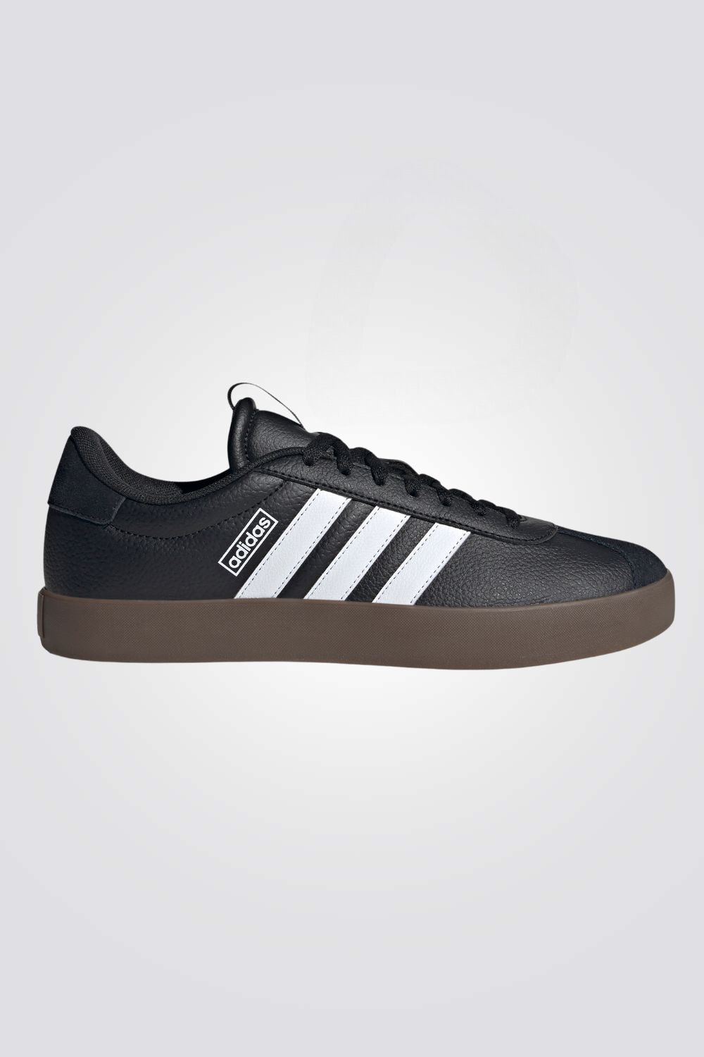 נעליים מבית המותג ADIDAS בעלות מדרס פנימי שעוטף את הרגל בצורה הטובה ביותר עם נוחות מקסימלית, סולייה חיצונית מגומי שמספקת אחיזה מלאה בקרקע 