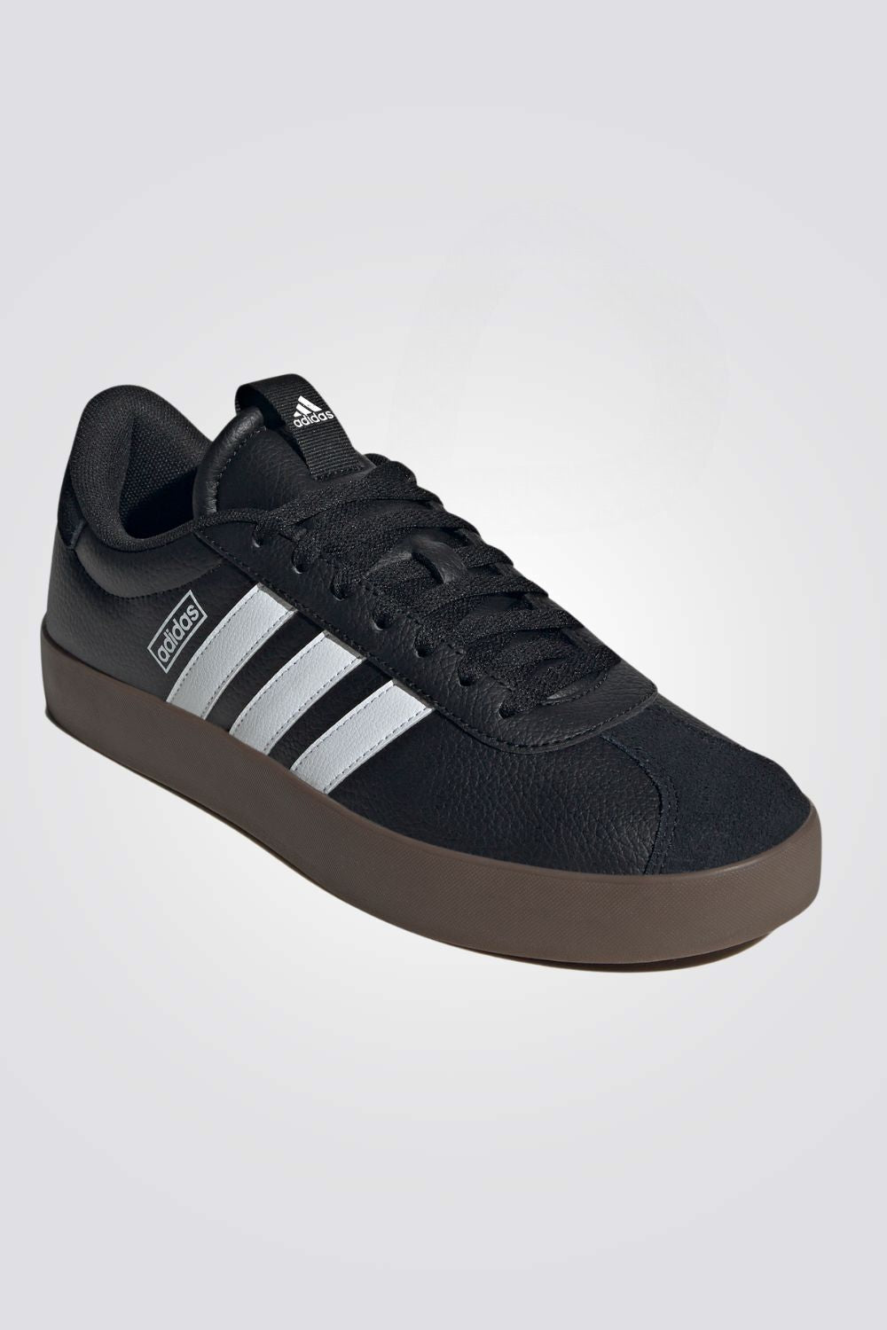 נעליים מבית המותג ADIDAS בעלות מדרס פנימי שעוטף את הרגל בצורה הטובה ביותר עם נוחות מקסימלית, סולייה חיצונית מגומי שמספקת אחיזה מלאה בקרקע 