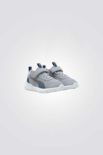 נעליים מבית המותג PUMA בעלות מדרס פנימי שמספק נוחות בלתי מתפשרת , ועוטף את הרגל שלהם ברכות בכל צעד וסגירת סקוטץ' להתאמה מושלמת.