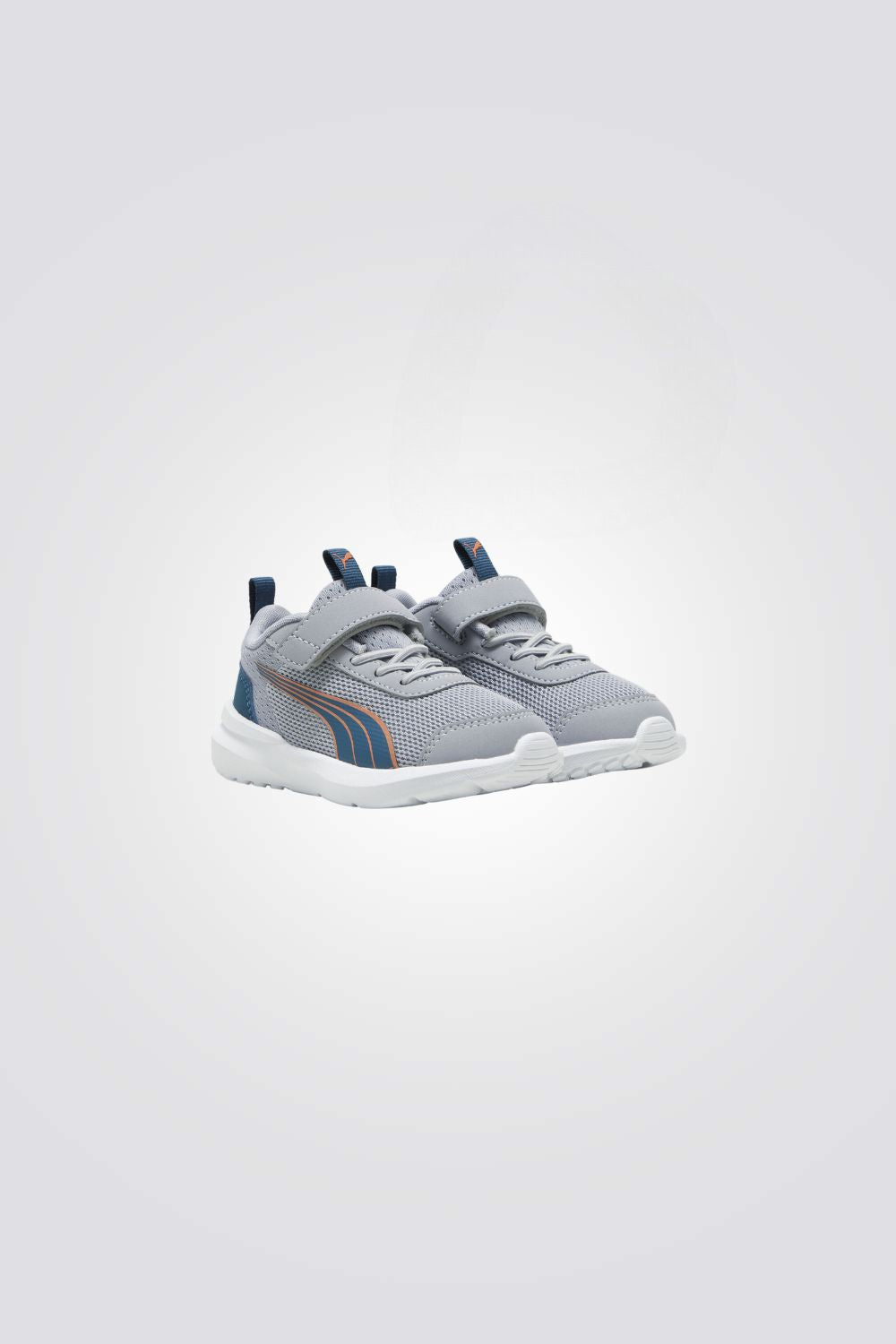 נעליים מבית המותג PUMA בעלות מדרס פנימי שמספק נוחות בלתי מתפשרת , ועוטף את הרגל שלהם ברכות בכל צעד וסגירת סקוטץ' להתאמה מושלמת.