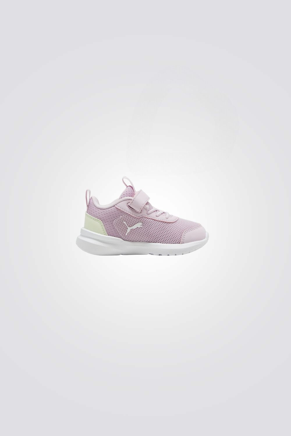 נעליים מבית המותג PUMA בעלות מדרס פנימי שמספק נוחות בלתי מתפשרת , ועוטף את הרגל שלהם ברכות בכל צעד וסגירת סקוטץ' להתאמה מושלמת.