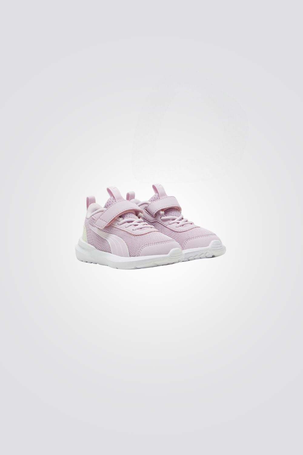 נעליים מבית המותג PUMA בעלות מדרס פנימי שמספק נוחות בלתי מתפשרת , ועוטף את הרגל שלהם ברכות בכל צעד וסגירת סקוטץ' להתאמה מושלמת.