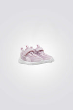 נעליים מבית המותג PUMA בעלות מדרס פנימי שמספק נוחות בלתי מתפשרת , ועוטף את הרגל שלהם ברכות בכל צעד וסגירת סקוטץ' להתאמה מושלמת.