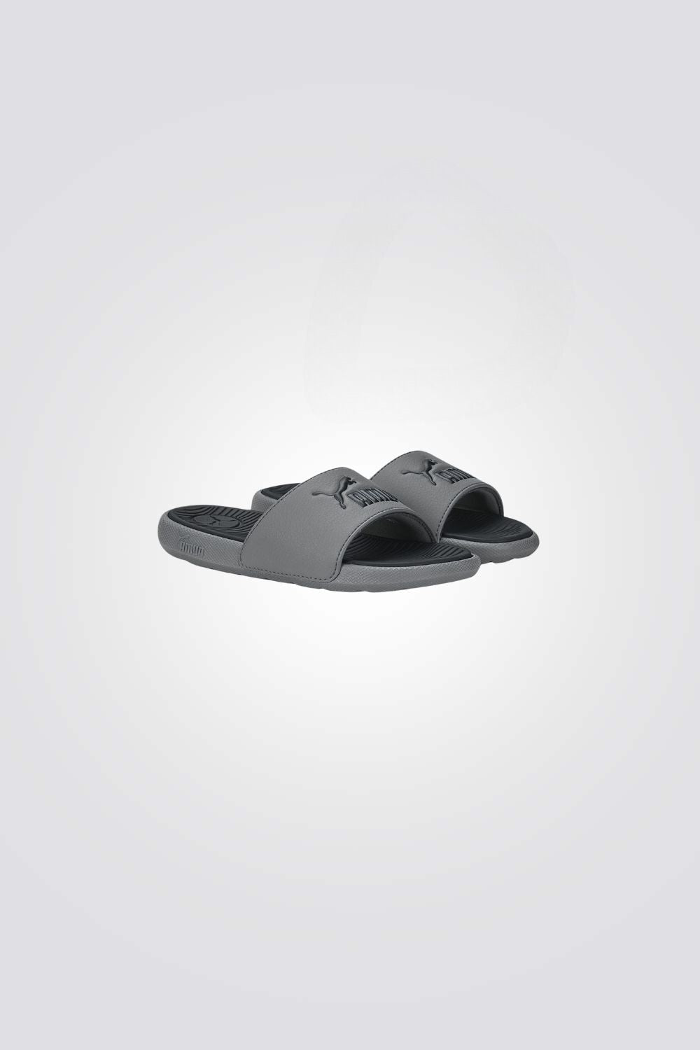 כפכפים מבית המותג PUMA בעלות סולייה חיצונית מגומי, שמספקת אחיזה מלאה בקרקע.