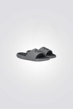 כפכפים מבית המותג PUMA בעלות סולייה חיצונית מגומי, שמספקת אחיזה מלאה בקרקע.