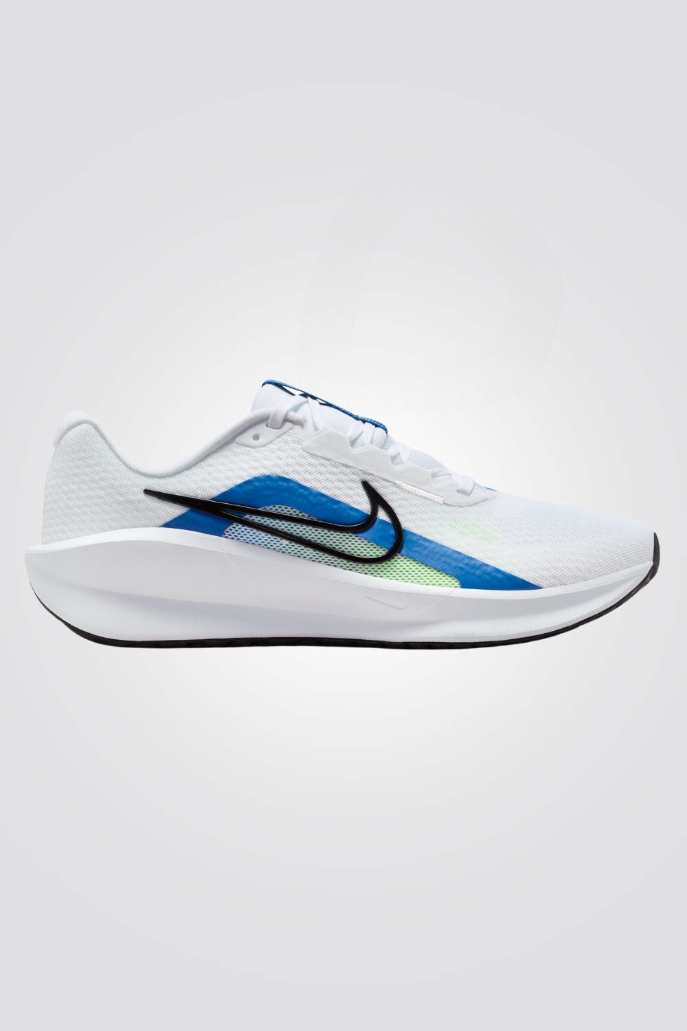 נעליים מבית המותג NIKE בעלות מדרסים פנימיים, שמספקים מעטפת רכה ונוחה לרגל. סולייה חיצונית , לשמירה על אחיזה מלאה בקרקע. 