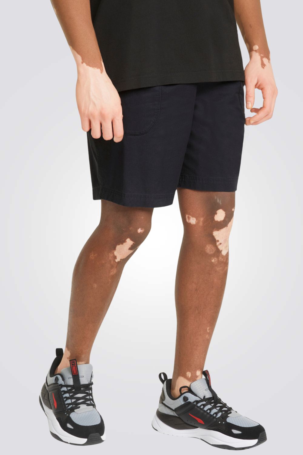 מכנסיים מבית המותג PUMA בעלות מותן אלסטית, להתאמה מושלמת. כיסי צד , לשמירה על החפצים שלך לאורך היום. הרכב בד : 100% כותנה