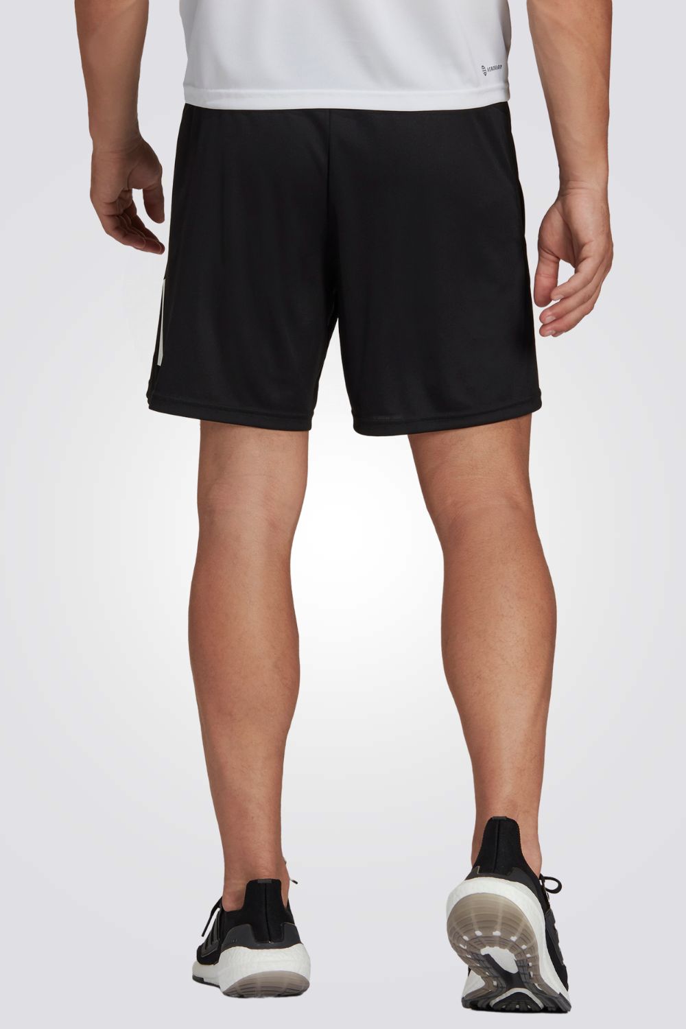 מכנסיים קצרים לגברים TRAIN ESSENTIALS LOGO בצבע שחור ולבן