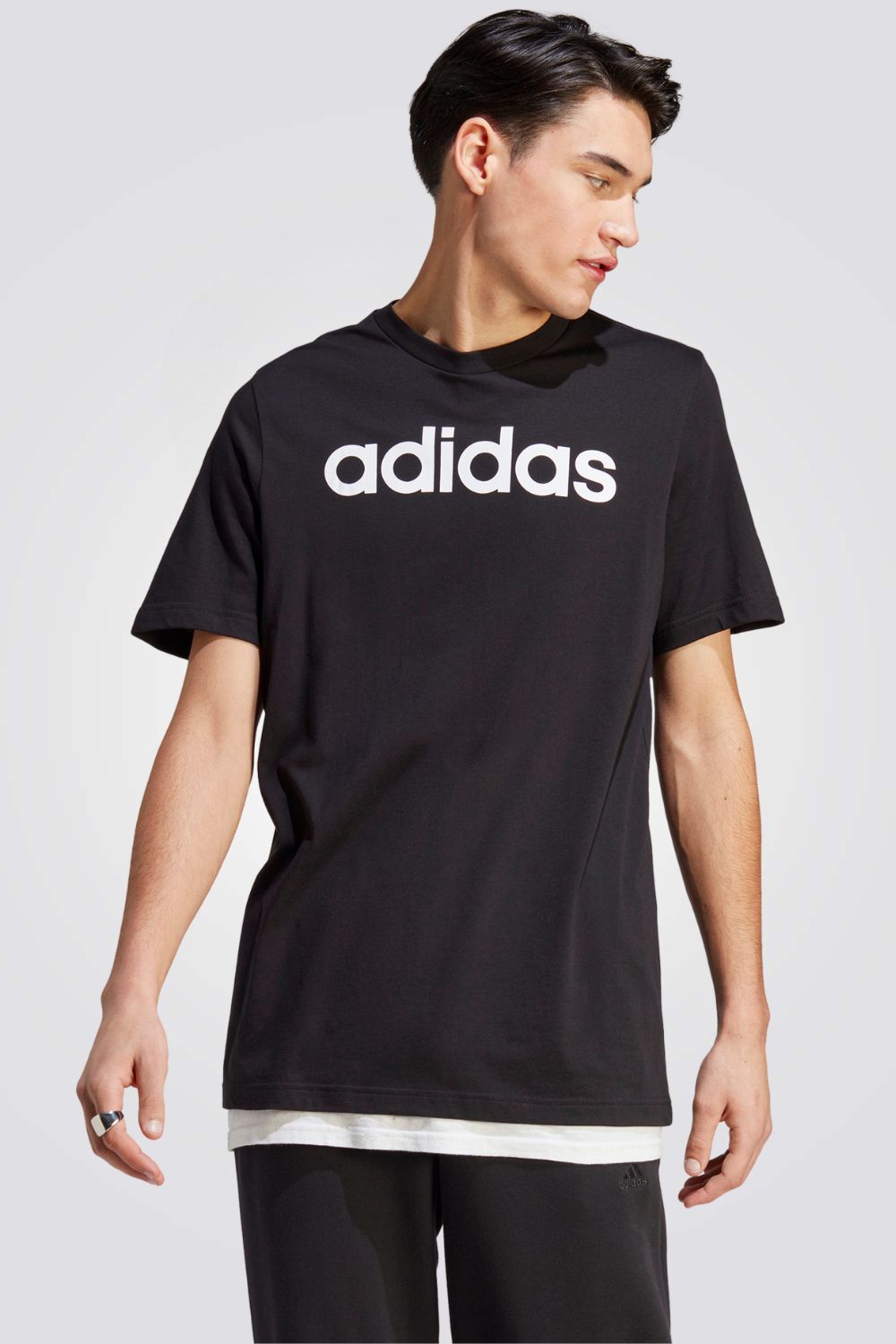 טישירט לגברים ESSENTIALS SINGLE JERSEY LINEAR EMBROIDERED בצבע שחור