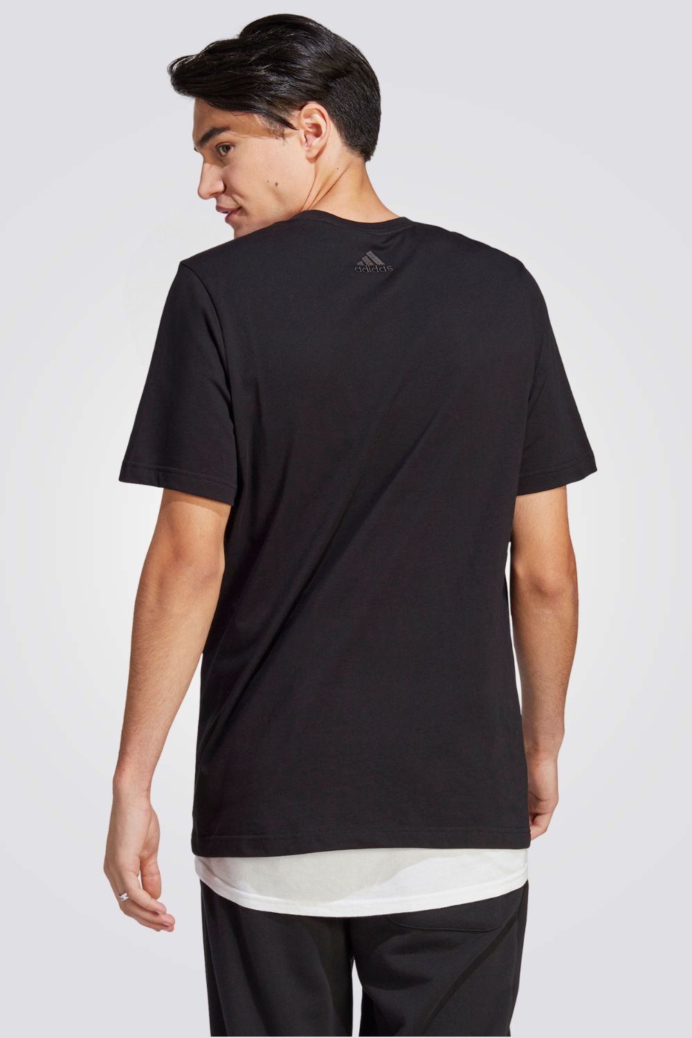 טישירט לגברים ESSENTIALS SINGLE JERSEY LINEAR EMBROIDERED בצבע שחור