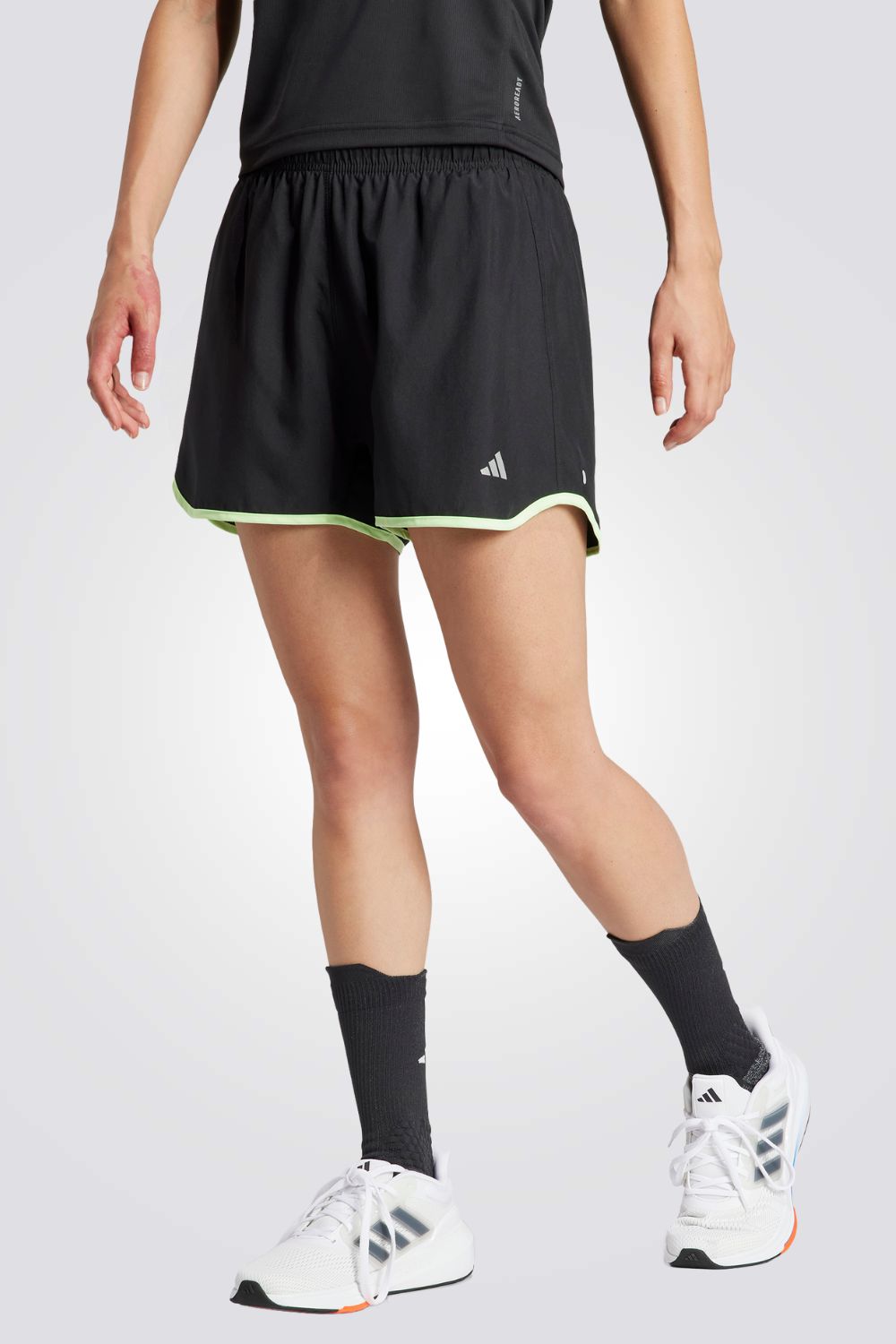 מכנסיים מבית המותג ADIDAS, עשויות מבד מנדף זיעה ששומר על הגוף שלך מאורר לאורך כל האימון. מותן אלסטית עם שרוך להתאמה מושלמת, כיס אחורי לשמירה על פריט קטן שחשוב לקחת איתך, פריטים מחזירי אור שמאפשרים לך להתאמן בכל שעה ביום. הרכב בד : אריגה פשוטה של ​​100% פוליאסטר ממוחזר