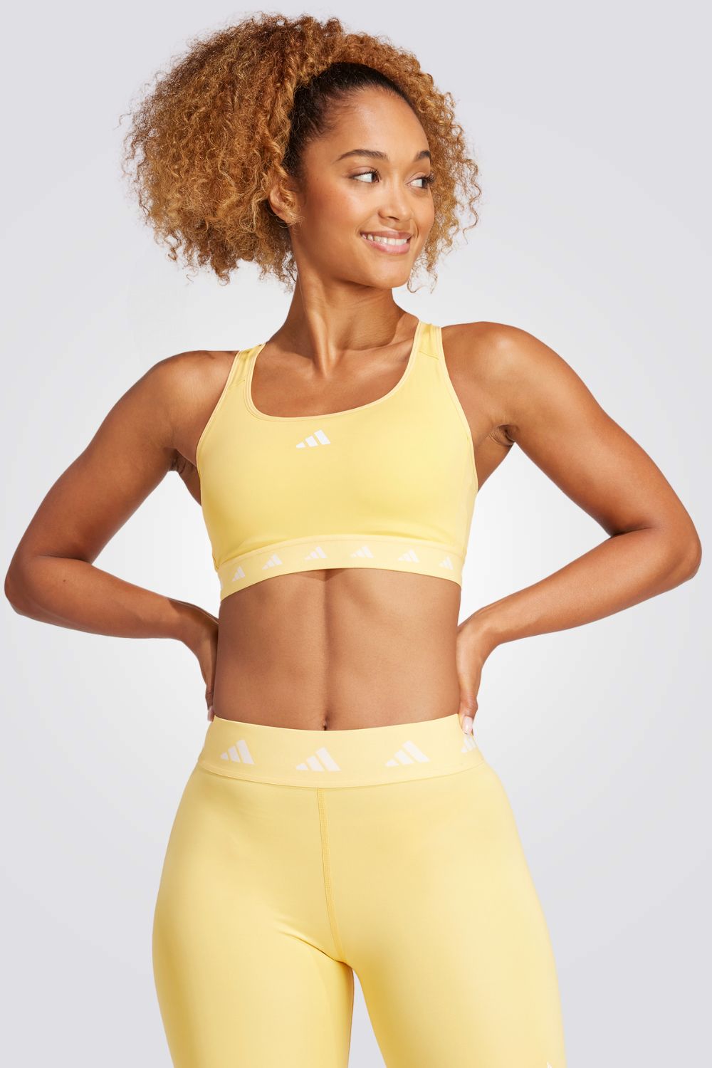  טופ מבית המותג ADIDAS, עשויה מחומר מנדף זיעה ששומר על הגוף שלך מאורר לאורך כל האימון.רצועה תחתונה אלסטית להתאמה מושלמת.