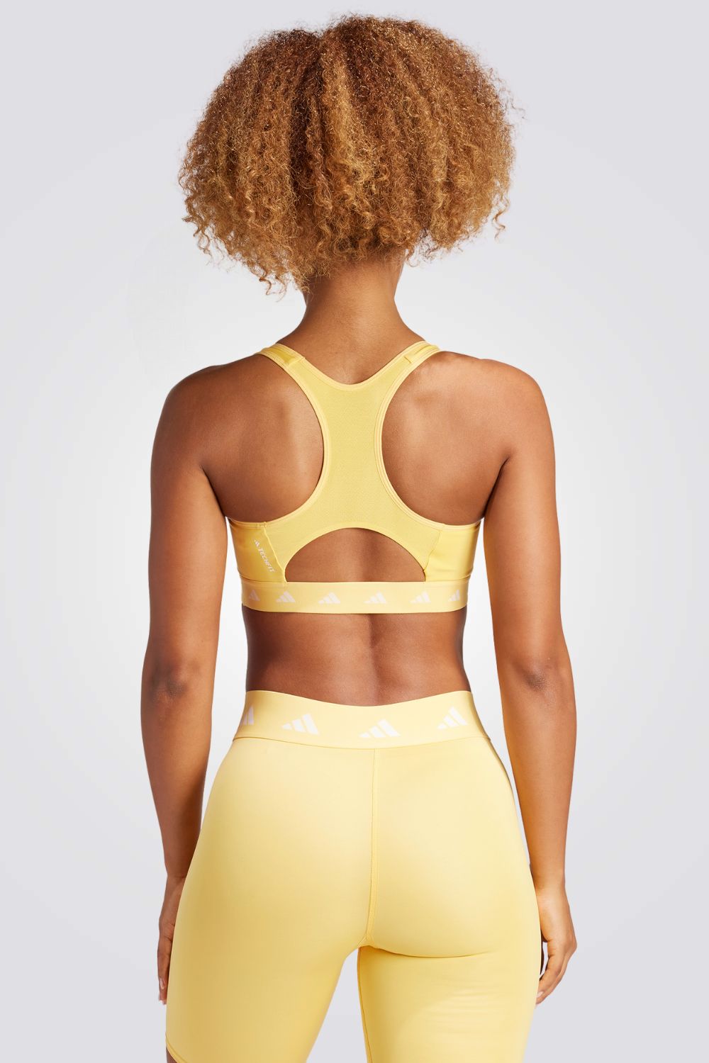  טופ מבית המותג ADIDAS, עשויה מחומר מנדף זיעה ששומר על הגוף שלך מאורר לאורך כל האימון.רצועה תחתונה אלסטית להתאמה מושלמת.