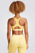  טופ מבית המותג ADIDAS, עשויה מחומר מנדף זיעה ששומר על הגוף שלך מאורר לאורך כל האימון.רצועה תחתונה אלסטית להתאמה מושלמת.