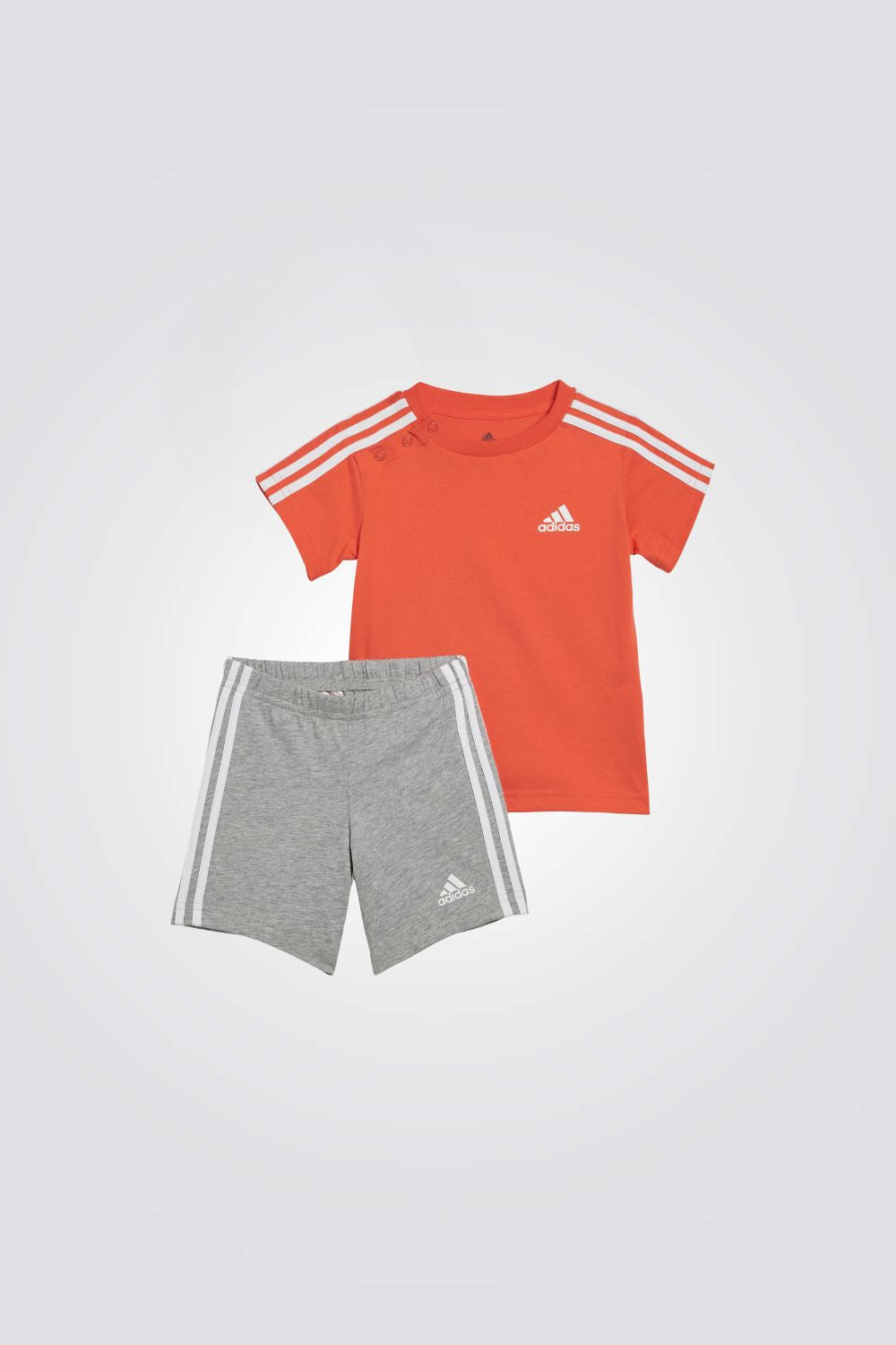 חליפה מבית המותג ADIDAS, עשויה מחומר נעים ורך.