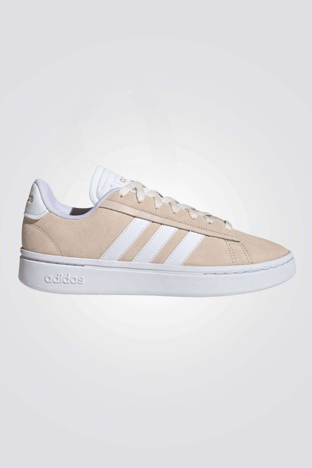 סניקרס מבית המותג ADIDAS, בעלות מדרס פנימי ששומר על הרגל והופך כל צעד לנוח. סולייה חיצונית שמספקת אחיזה מלאה בקרקע.