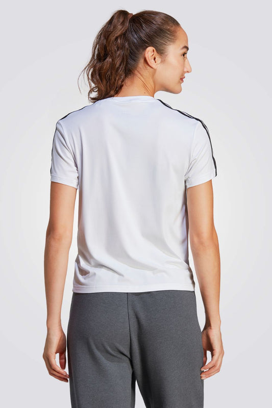חולצה מבית המותג ADIDAS, עשויה מבד מנדף זיעה ששומר על הגוף שלך מאורר לאורך כל האימון.