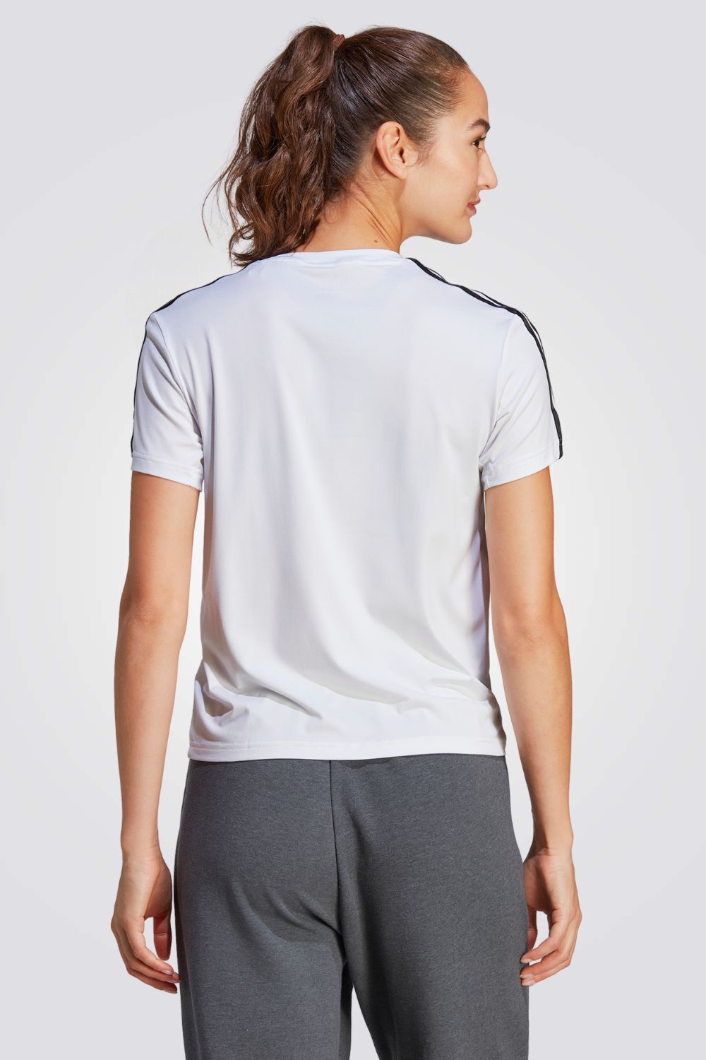 חולצה מבית המותג ADIDAS, עשויה מבד מנדף זיעה ששומר על הגוף שלך מאורר לאורך כל האימון.