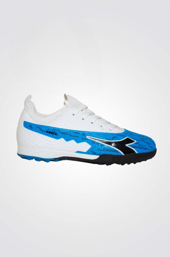 נעלים מבית המותג DIADORA, בעלות מדרס פנימי ששומר על הרגל והופך כל צעד לרך ונוח. סולייה חיצונית שמספקת אחיזה מלאה בקרקע לאורך המשחק.