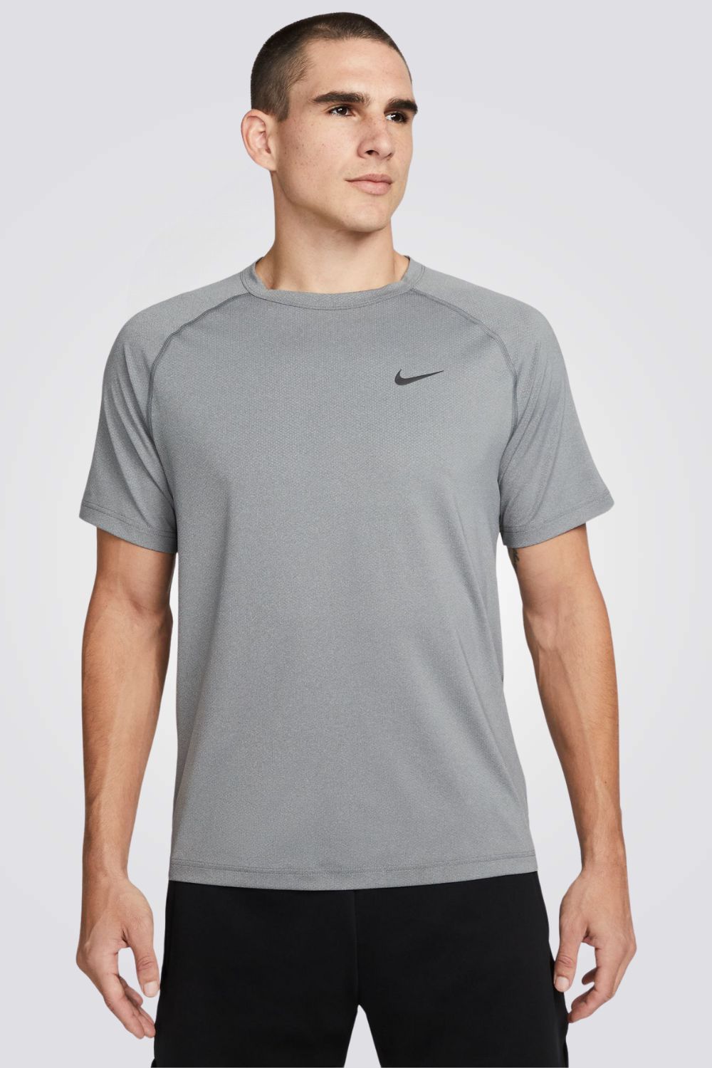 חולצה מבית המותג NIKE, עשויה מבד מנדף זיעה ששומר על הגוף שלך מאורר לאורך האימון.