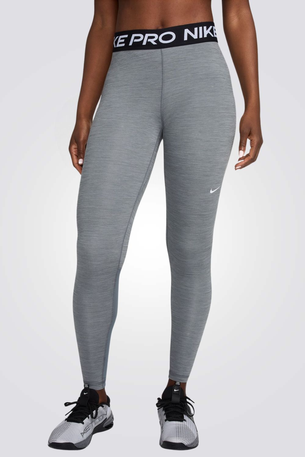 טייץ מבית המותג NIKE, עשוי מבד מנדף זיעה ששומר על הגוף שלך מאורר לאורך האימון. מותן אלסטית, להתאמה מושלמת.