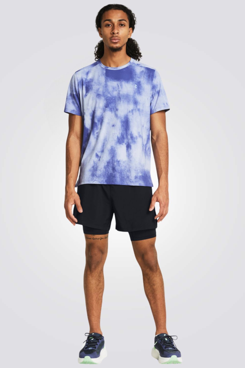 מכנסיים מבית המותג UNDER ARMOUR, עשויות מחומר מנדף זיעה ששומר על הגוף שלך לאורך האימון. מותן אלסטית להתאמה מושלמת. כיסים קדמיים לשמירה על החפצים שלך בדרך הטובה ביותר. פריטים מחזירי אור שמאפשרים לך לבצע פעילות ספורטיבית בכל שעות היום.