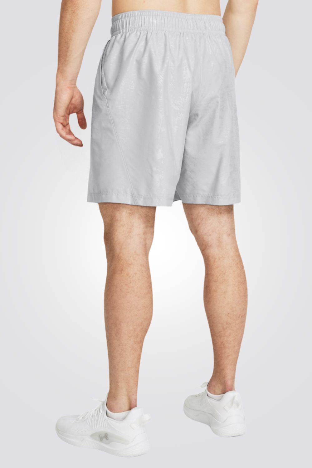 מכנסיים מבית המותג UNDER ARMOUR, עשויות מחומר מנדף זיעה ששומר על הגוף שלך לאורך האימון. מותן אלסטית להתאמה מושלמת. כיסים קדמיים לשמירה על החפצים שלך בדרך הטובה ביותר.&nbsp;