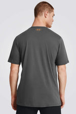 חולצה מבית המותג UNDER ARMOUR, עשויה מבד מנדף זיעה ששומר על הגוף שלך מאורר לאורך האימון.