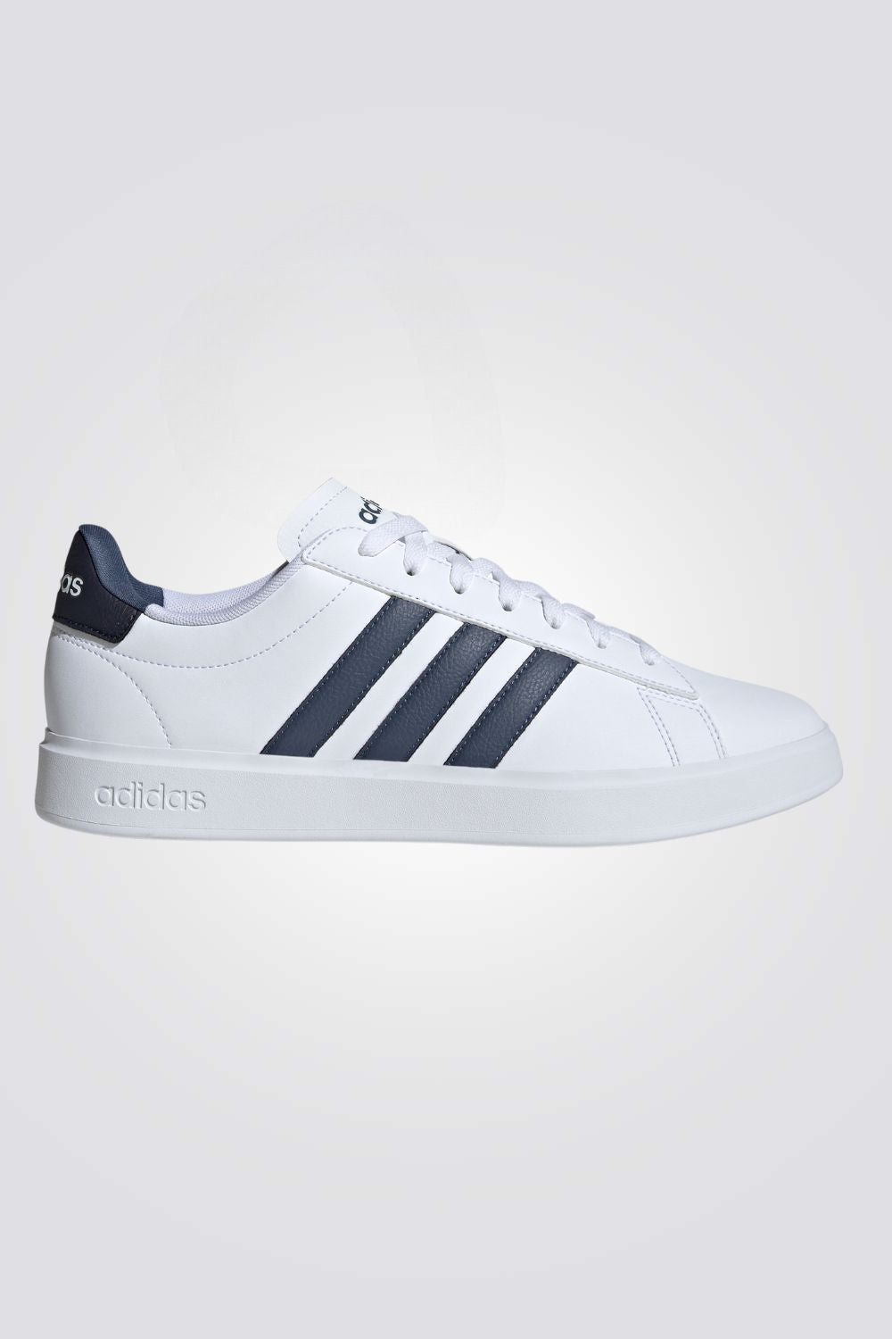 נעליים מבית המותג ADIDAS, בעלות מדרס פנימי ששומר על הרגל ועוטף אותה ברכות. סולייה חיצונית שמספקת, אחיזה מלאה בקרקע