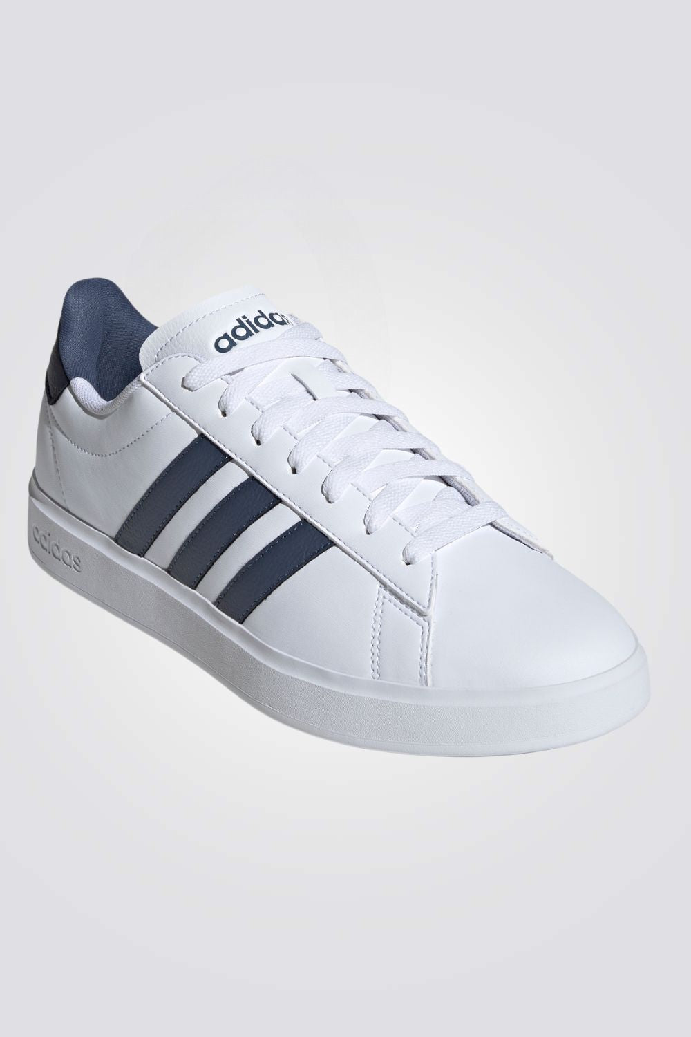 נעליים מבית המותג ADIDAS, בעלות מדרס פנימי ששומר על הרגל ועוטף אותה ברכות. סולייה חיצונית שמספקת, אחיזה מלאה בקרקע