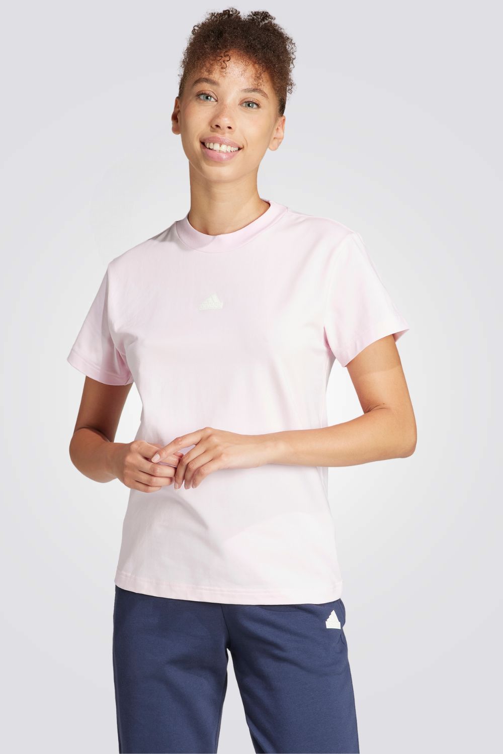 חולצה מבית המותג ADIDAS, עשויה מבד רך ונוח. משלבת בין נוחות לאופנתיות.