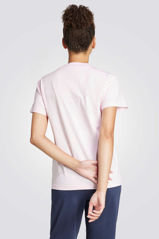 חולצה מבית המותג ADIDAS, עשויה מבד רך ונוח. משלבת בין נוחות לאופנתיות.