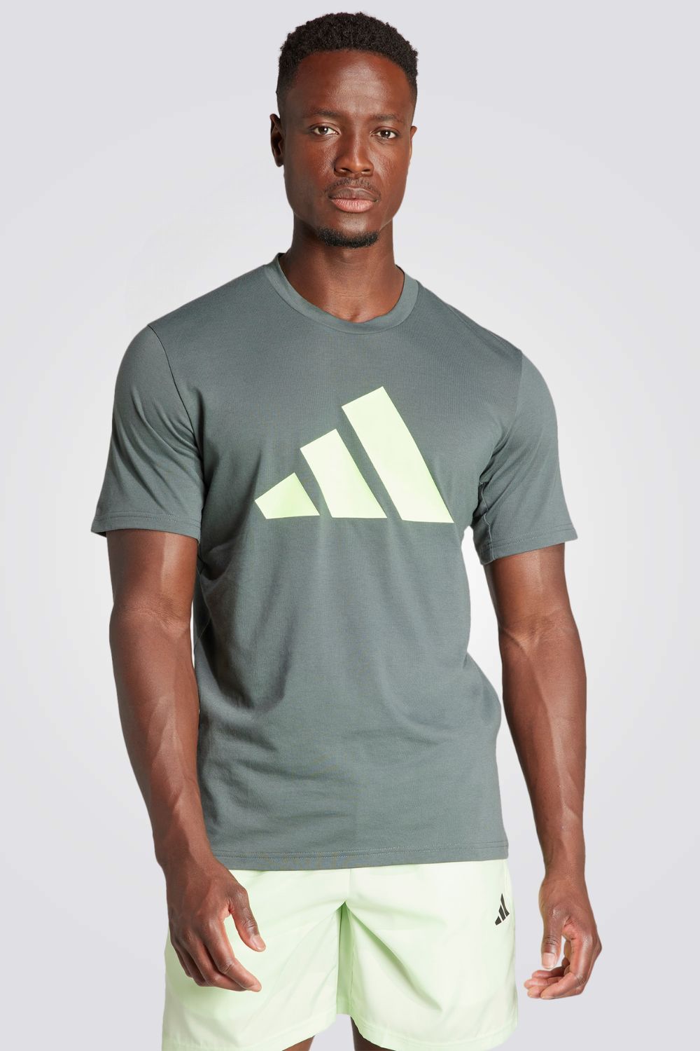 טישירט לגברים TRAIN ESSENTIALS FEELREADY בצבע אפור כהה וירוק
