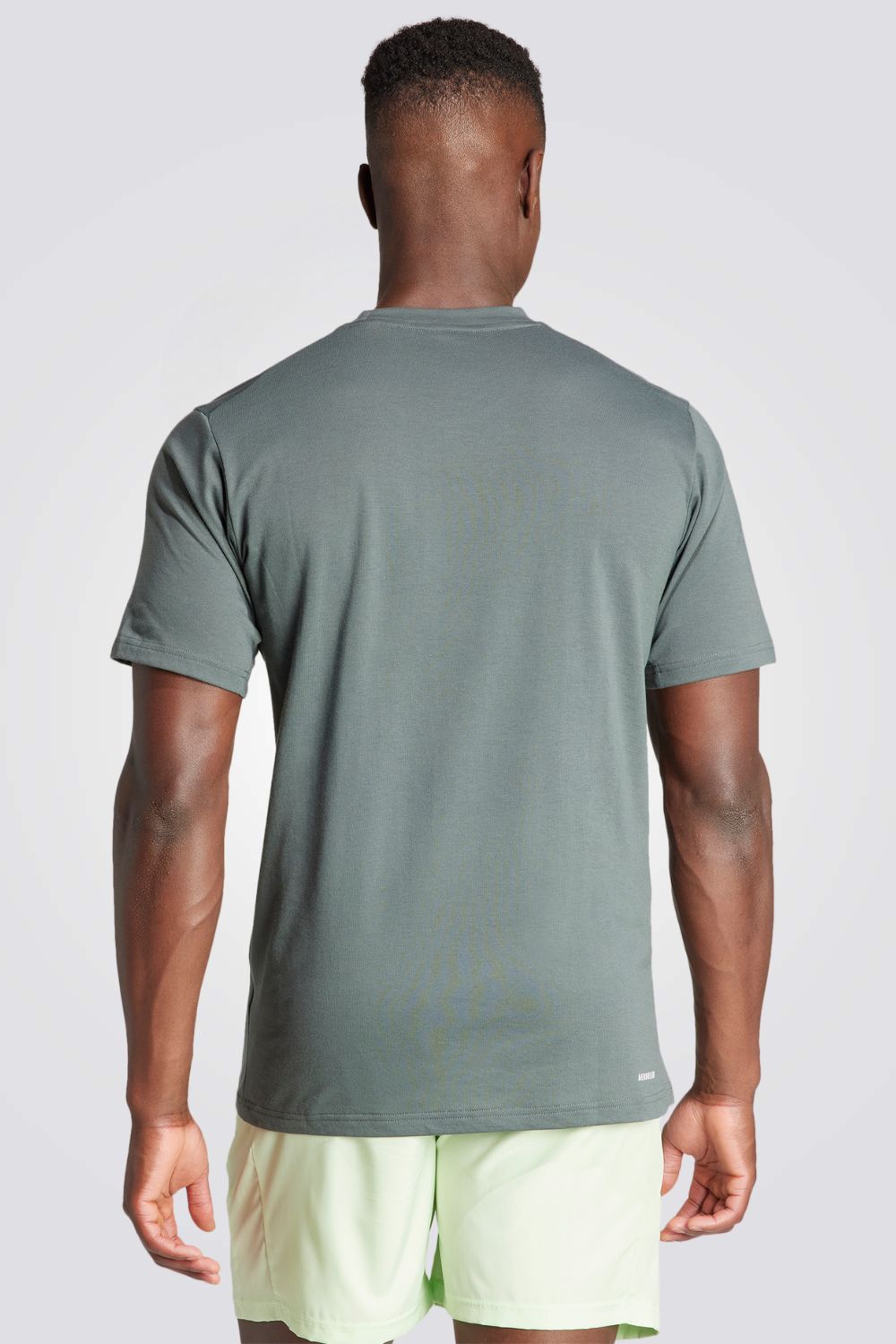 טישירט לגברים TRAIN ESSENTIALS FEELREADY בצבע אפור כהה וירוק