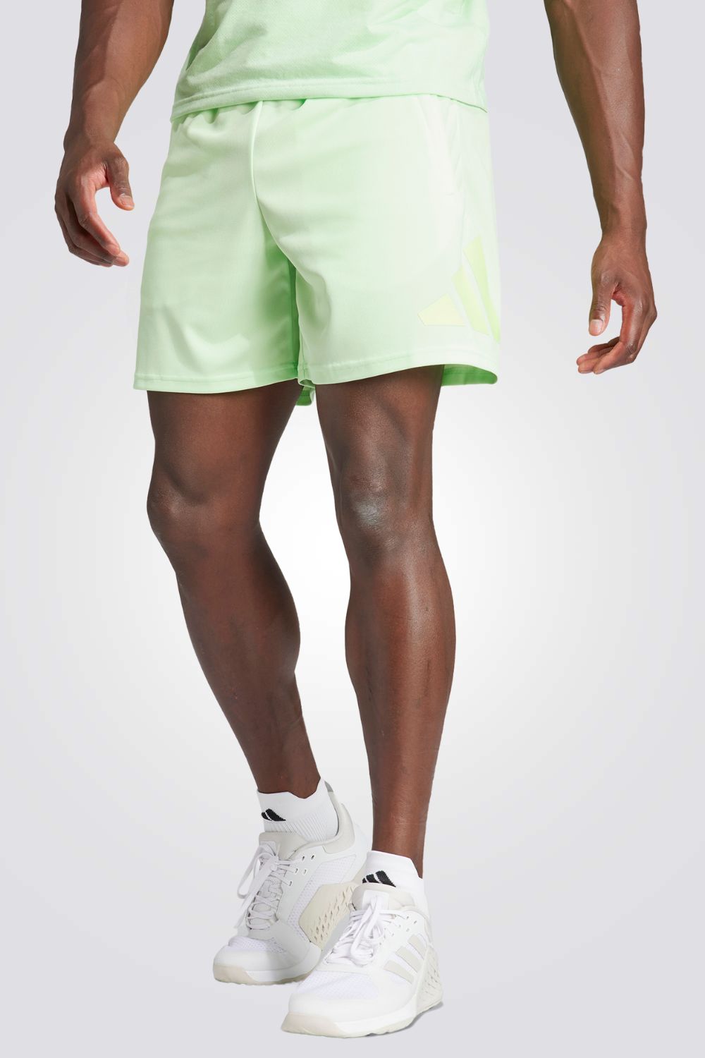 מכנסיים קצרים מבית המותג ADIDAS, עשויות מחומר מנדף זיעה ששומר על הגוף שלך מאורר לאורך האימון. מותן אלסטית עם שרוך, להתאמה מושלמת. כיסים קדמיים בסגירת רוכסן, לשמירה על החפצים שלך בצורה הבטוחה ביותר.