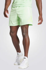 מכנסיים קצרים מבית המותג ADIDAS, עשויות מחומר מנדף זיעה ששומר על הגוף שלך מאורר לאורך האימון. מותן אלסטית עם שרוך, להתאמה מושלמת. כיסים קדמיים בסגירת רוכסן, לשמירה על החפצים שלך בצורה הבטוחה ביותר.