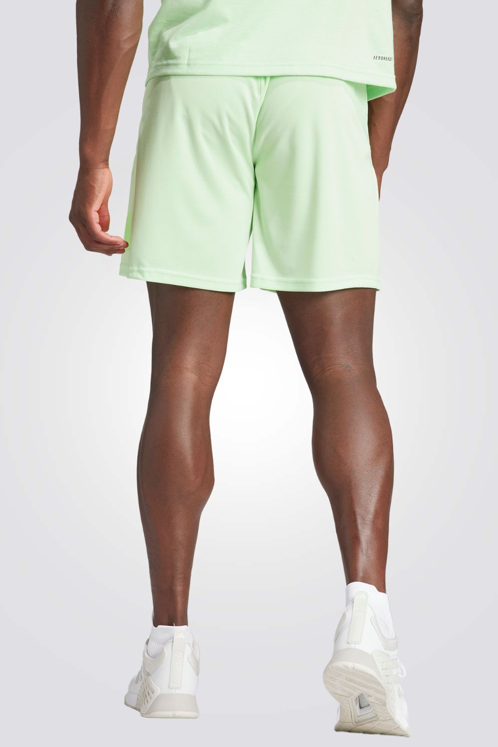 מכנסיים קצרים מבית המותג ADIDAS, עשויות מחומר מנדף זיעה ששומר על הגוף שלך מאורר לאורך האימון. מותן אלסטית עם שרוך, להתאמה מושלמת. כיסים קדמיים בסגירת רוכסן, לשמירה על החפצים שלך בצורה הבטוחה ביותר.