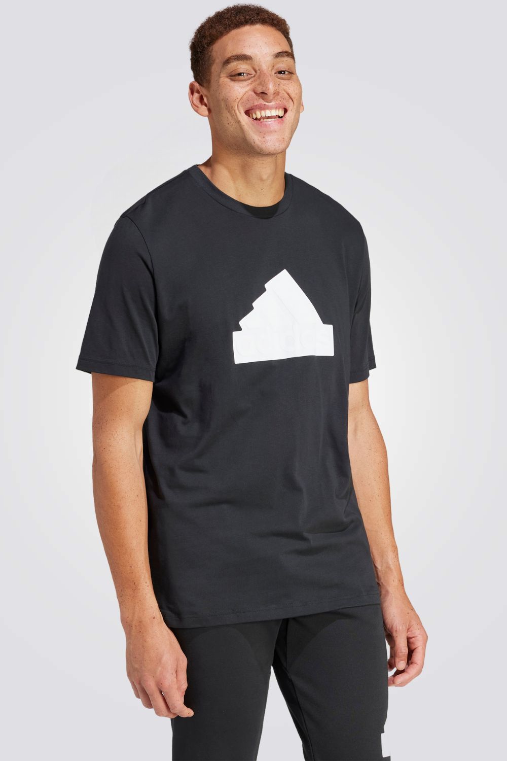 טישירט לגברים FUTURE ICONS BADGE בצבע שחור ולבן